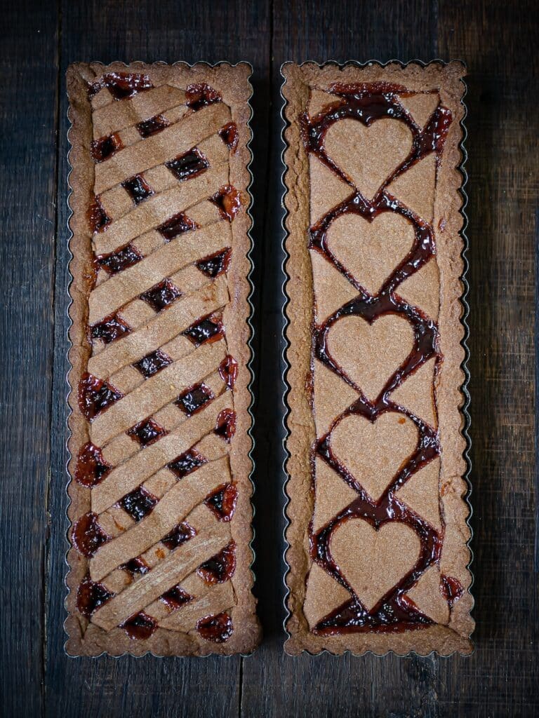 Deux tartes rustiques à la confiture de quetsche, motifs cœur et croisillons