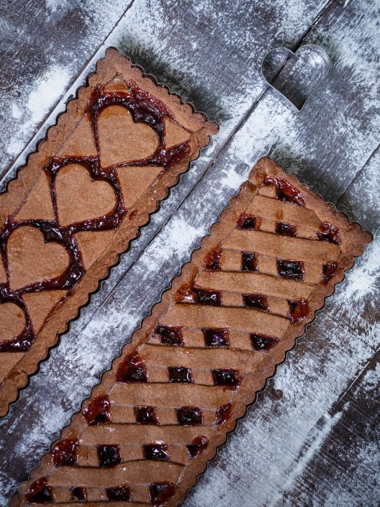 Tartes linz à la confiture de quetsche décorées de confiture sur plan fariné