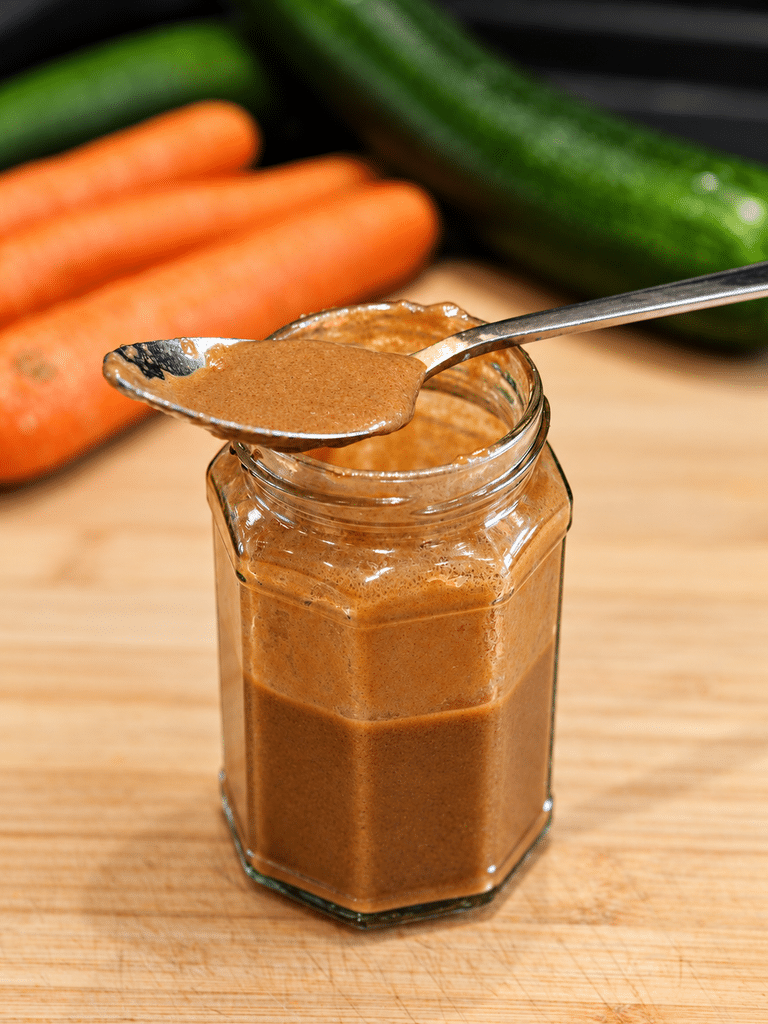 Cuillère de sauce aux légumes au-dessus d’un bocal