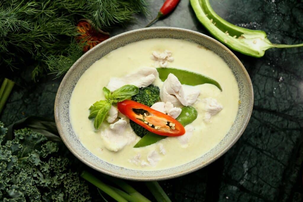 Curry vert de poulet au lait de coco, brocoli, pois gourmands et piment rouge