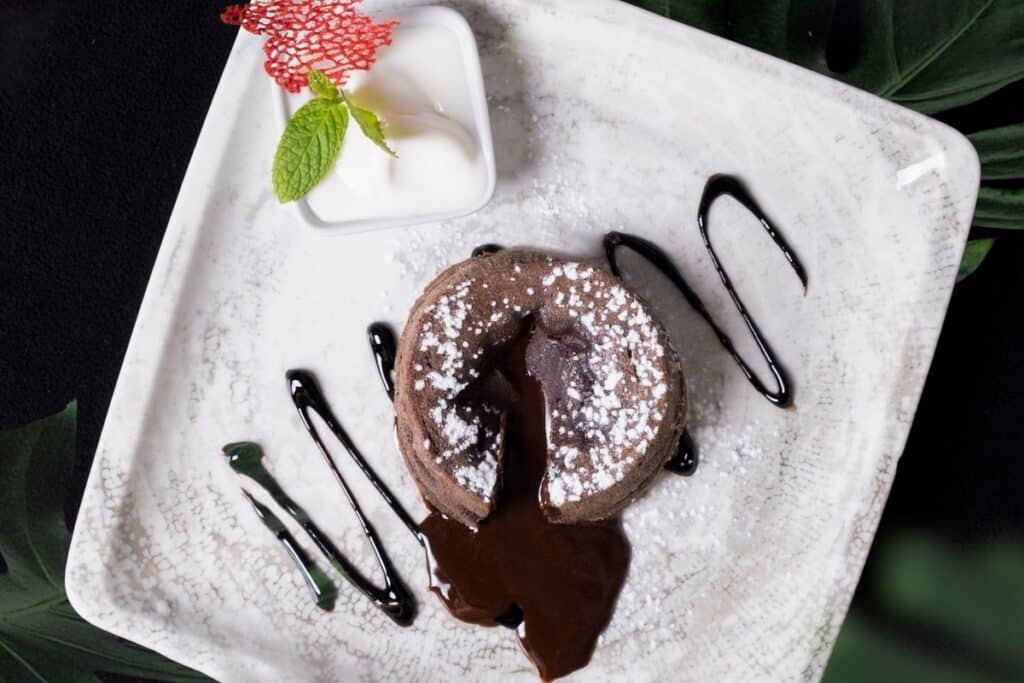 Moelleux au chocolat ouvert, cœur coulant et sucre glace