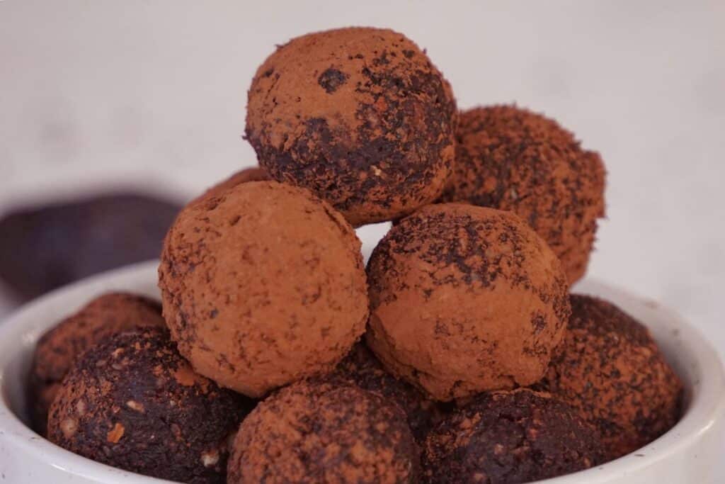 Truffes au chocolat roulées dans le cacao, dans un bol blanc