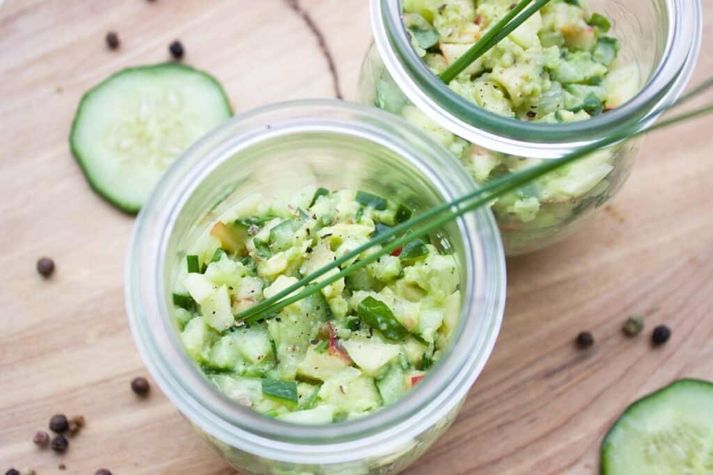 Verrines de concombre, pomme et avocat en petits dés, avec de la ciboulette