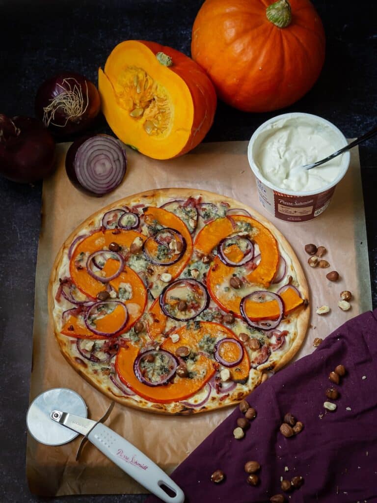 Tarte flambée au potimarron, bleu, oignons rouges et noisettes