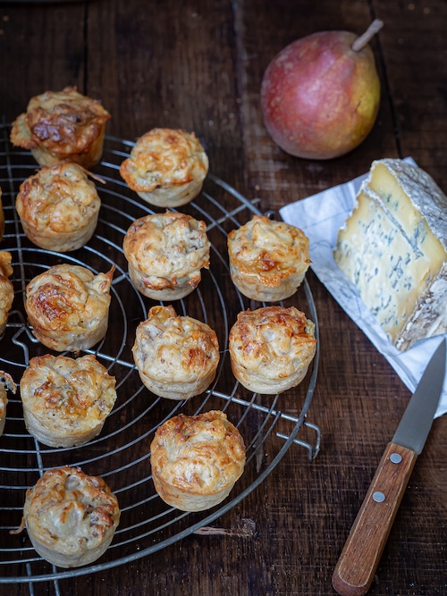 Petit cakes à la choucroute et au bleu fromage sur grille avec poire et bleu